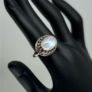 .925 Sterling Silver & Moonstone Cobachon Ring. Ladies Size 7.